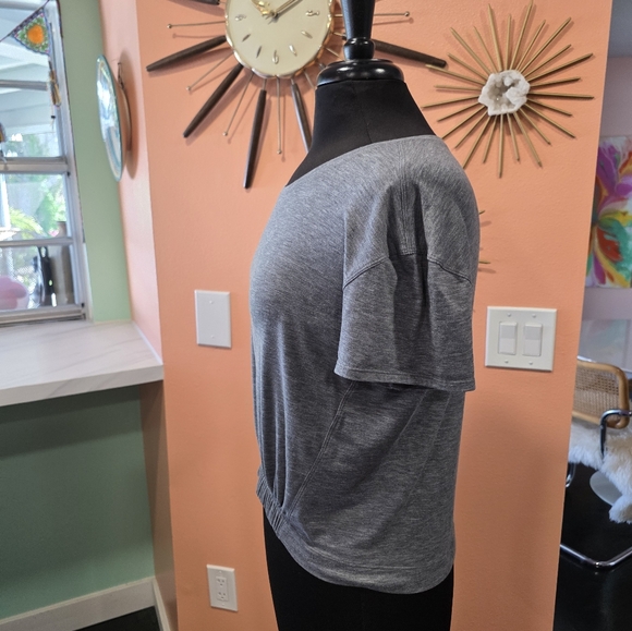 Lululemon Athletica 6 Short Notice Tee in Heathered Black Gray Cropped T-shirt - Picture 9 of 10